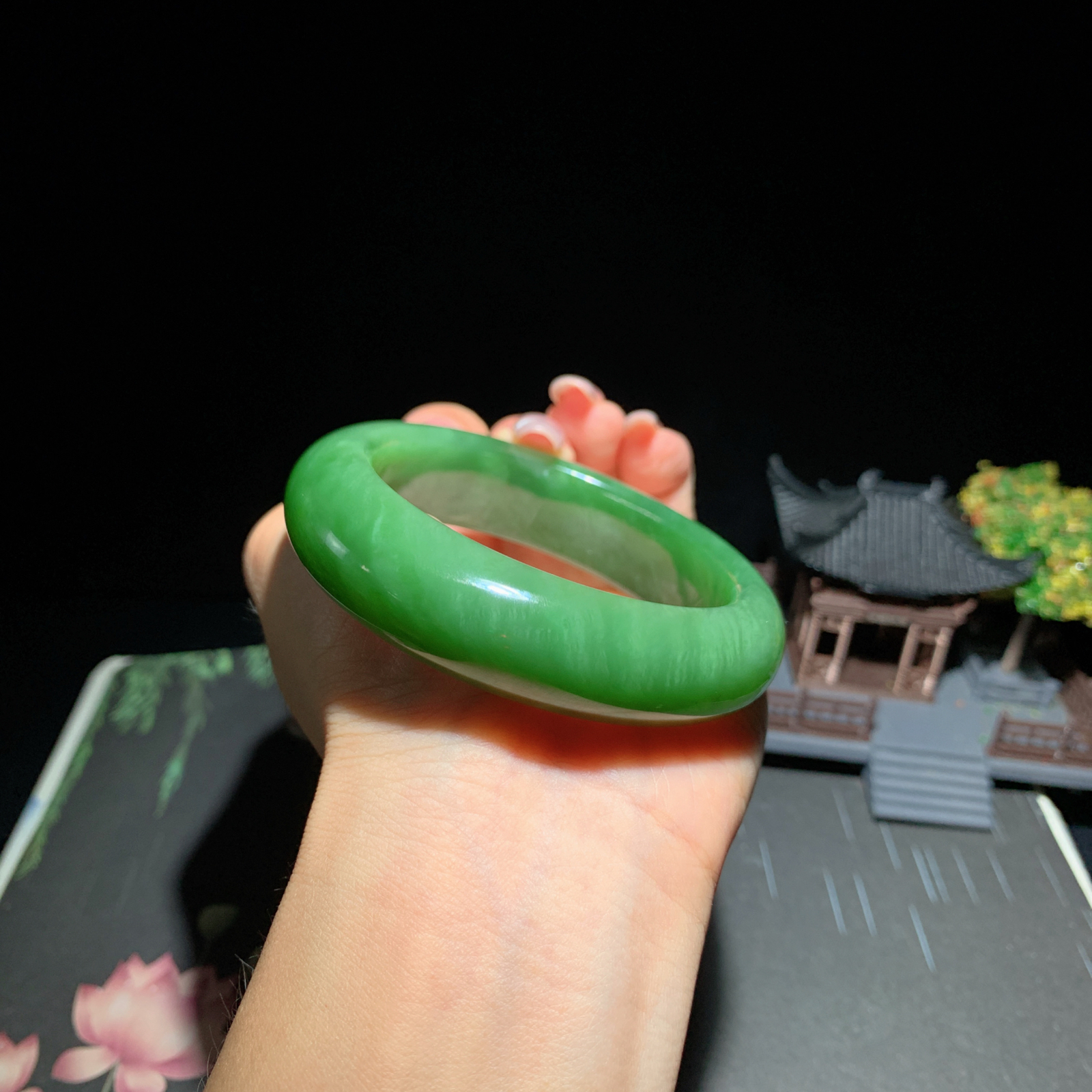 和田玉54.5圈菠菜绿猫眼宽条碧玉手镯！圈口54.5玉质细腻油润 底色纯净 无裂无杂 脂粉好，品质高