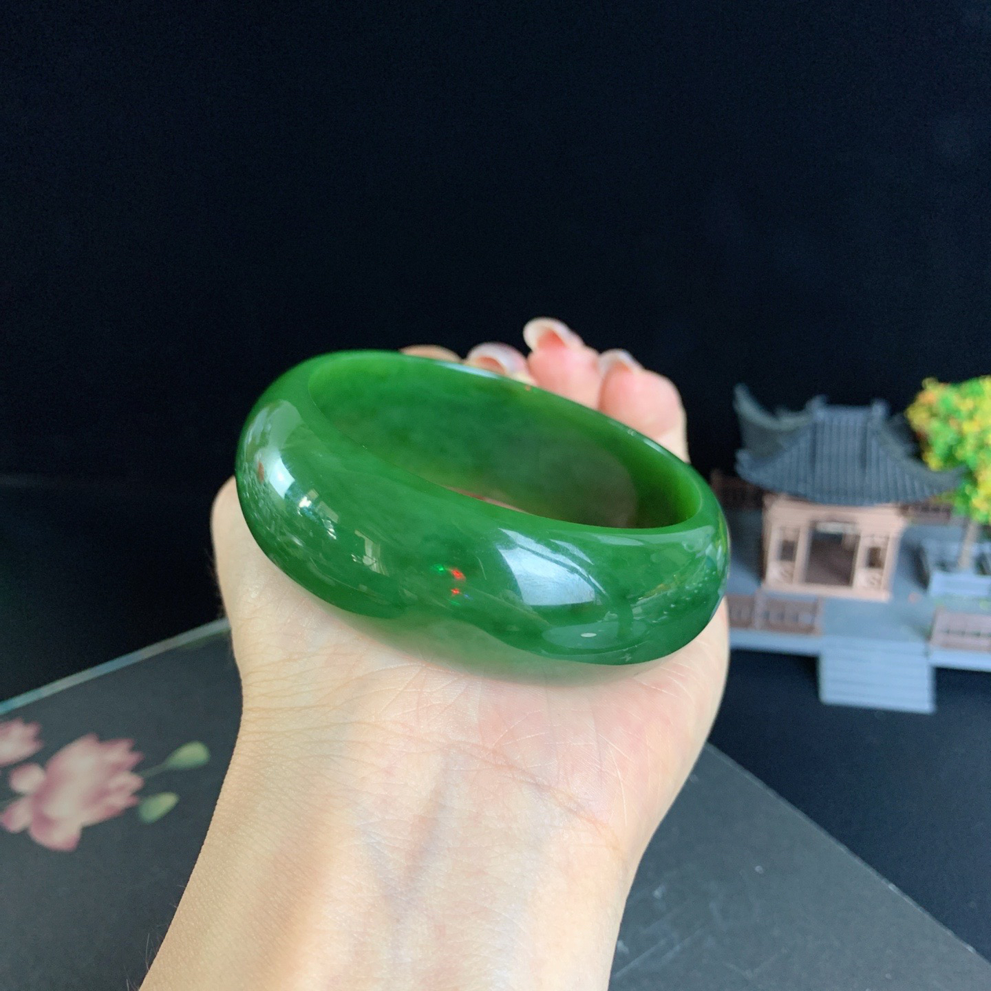 和田玉57圈菠菜绿宽版碧玉手镯！圈口57玉质细腻油润 底色纯净 无裂无杂 脂粉好，品质高。