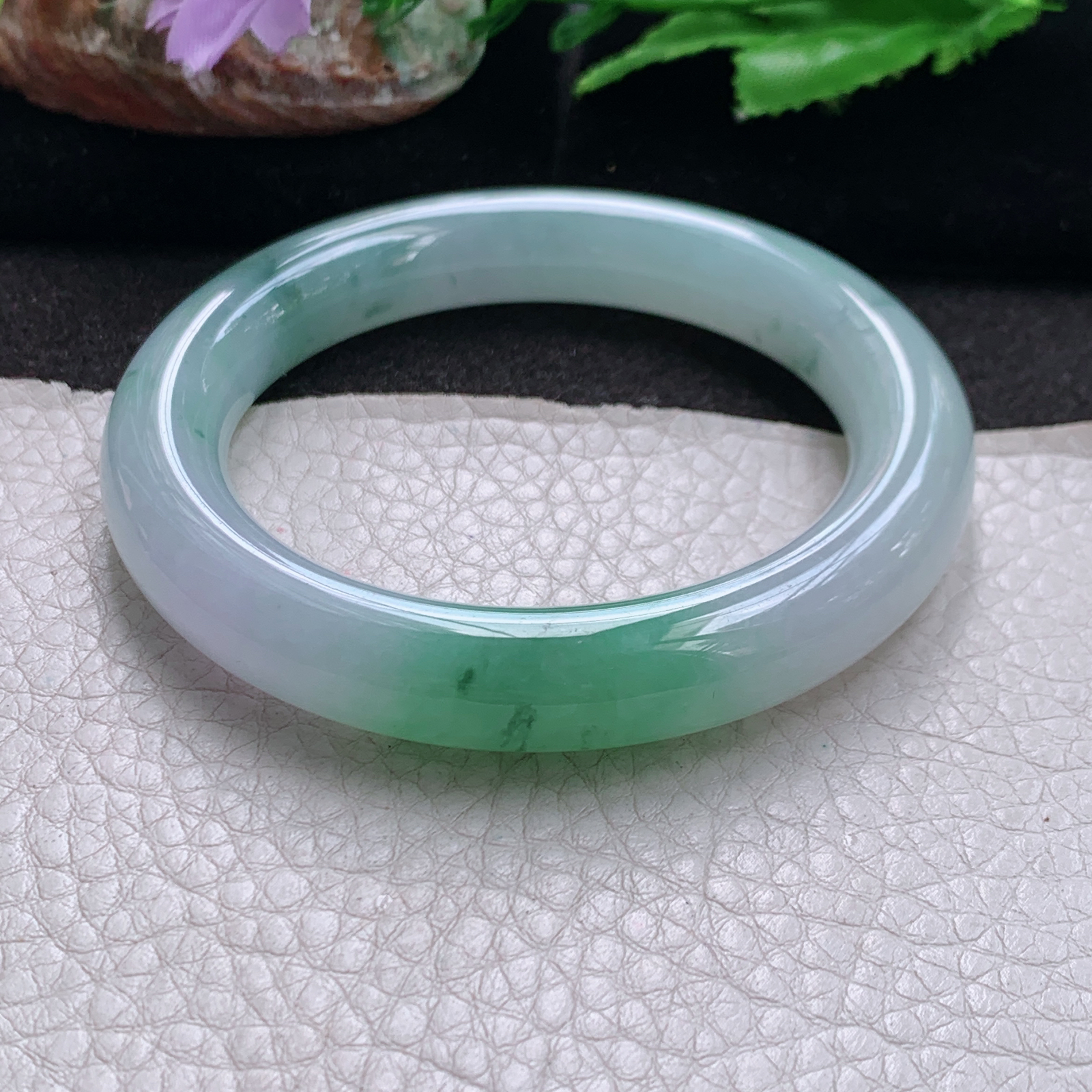 ay自然光55*11*11美人镯 缅甸翡翠a货高品质清新飘绿圆条玉手镯