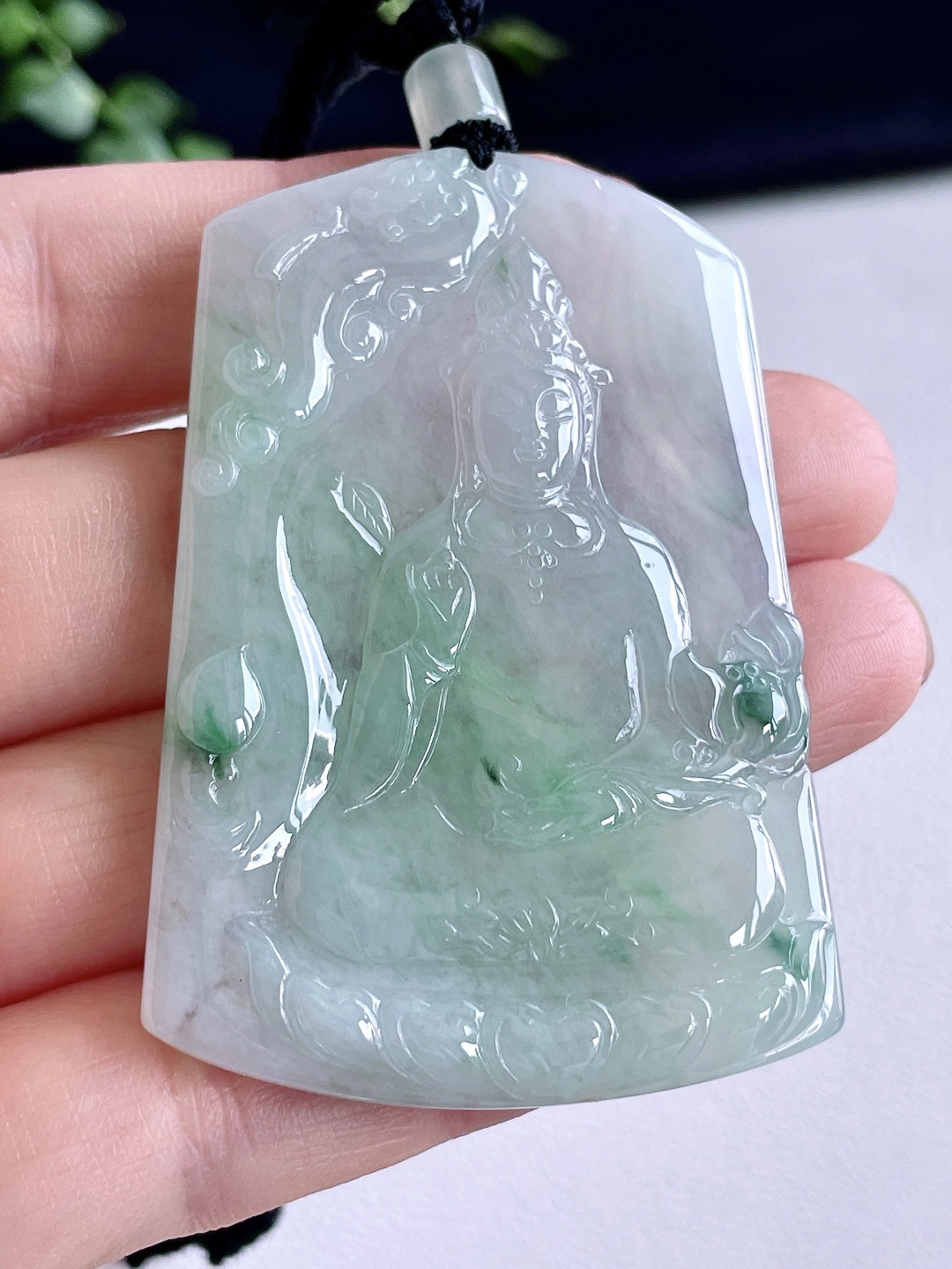 裸石冰飘花大势至菩萨持莲观音牌吊坠，说明缅料无裂性比高，尺寸61-42.7-5.3，重量34.5克