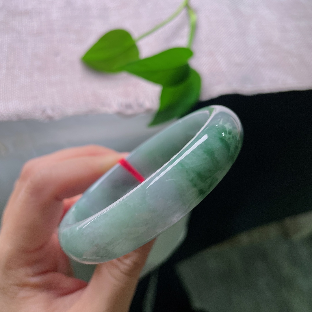 油青正圈，一点皮纹，风格兼容多种年龄，年轻佩戴清雅灵动，长辈佩戴温润端庄。ss58019a