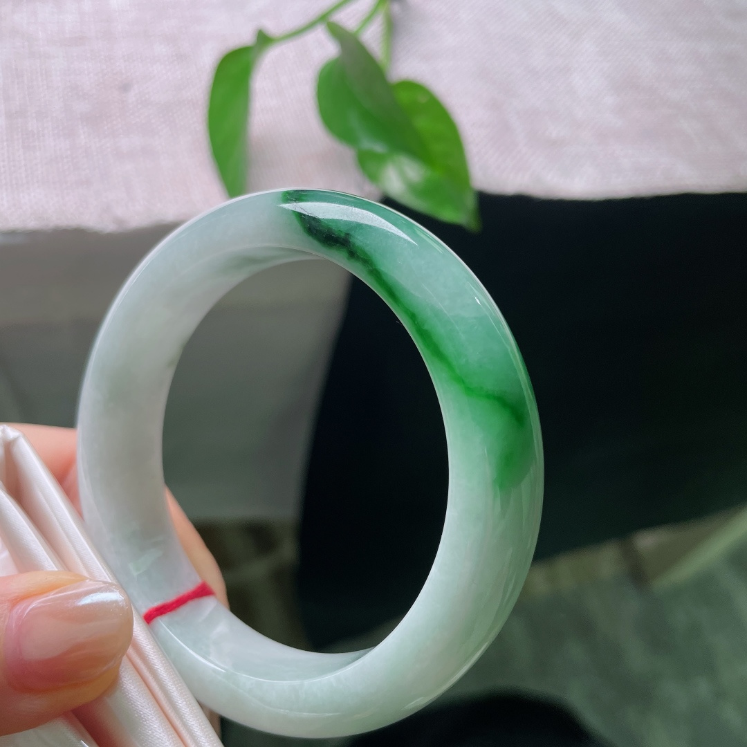 57.2/13.9/9.3，飘绿正圈，横纹，素白玉底之上，浓艳辣绿肆意流淌，翠色浓郁饱和度高，明艳张扬又不失端庄。ss57984a