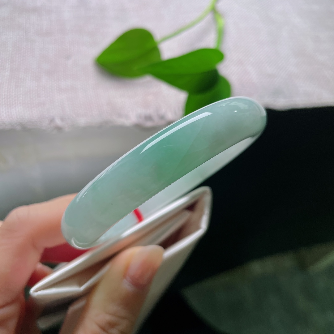 绿底正圈，皮纹，玉质通透细腻，干净素雅，清浅柔和的色调，衬得手腕清爽雅致，简约百搭。ss57966a