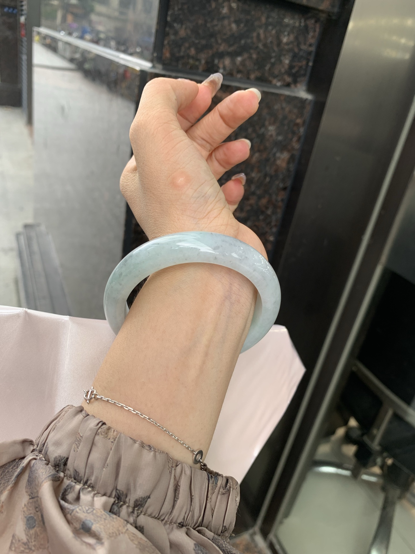 淡果绿乌鸡正圈, 打灯棉线，底妆水润细腻，淡淡果绿为底，乌鸡花为韵，晕染出独一份的诗意浪漫。
