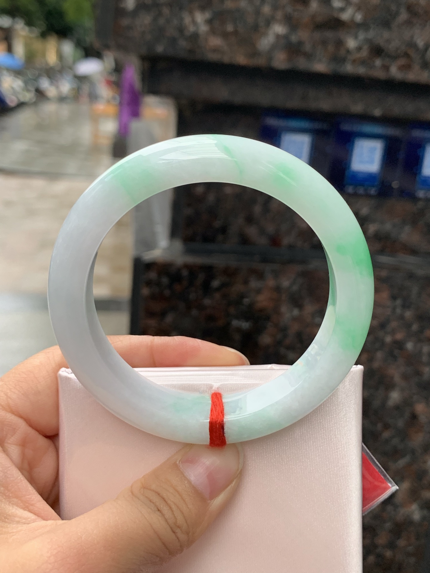 白底青正圈, 0423-N521, 无裂，底妆细腻，阳绿花点缀腕间风华，干净纯净的底色上，一抹翠色肆意流淌，宛如春日里的繁华盛景