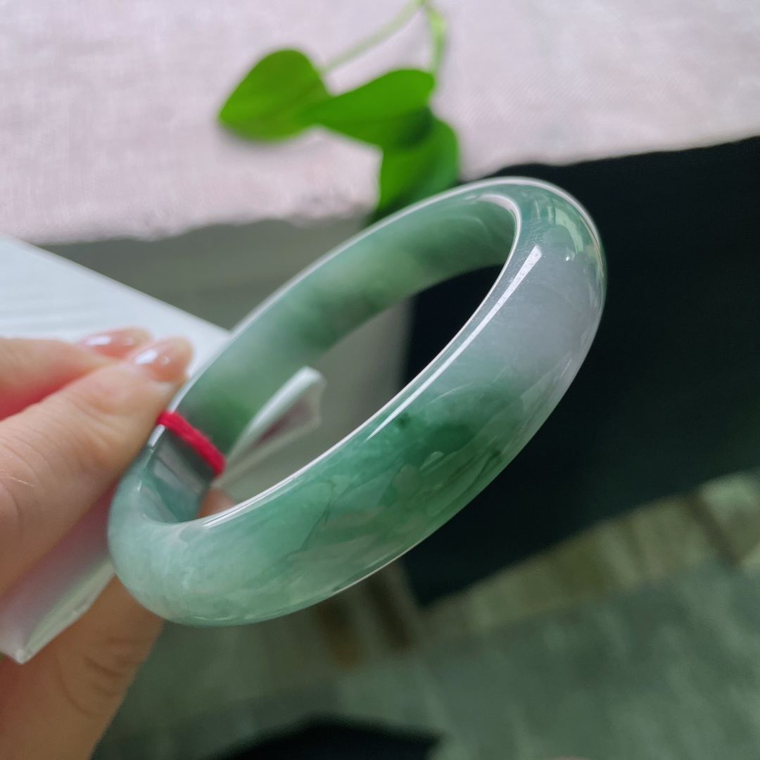 油青正圈，一点皮纹，半圈清润翠色晕染铺开，另一半过渡清透白底，色彩过渡自然柔和。ss58026a