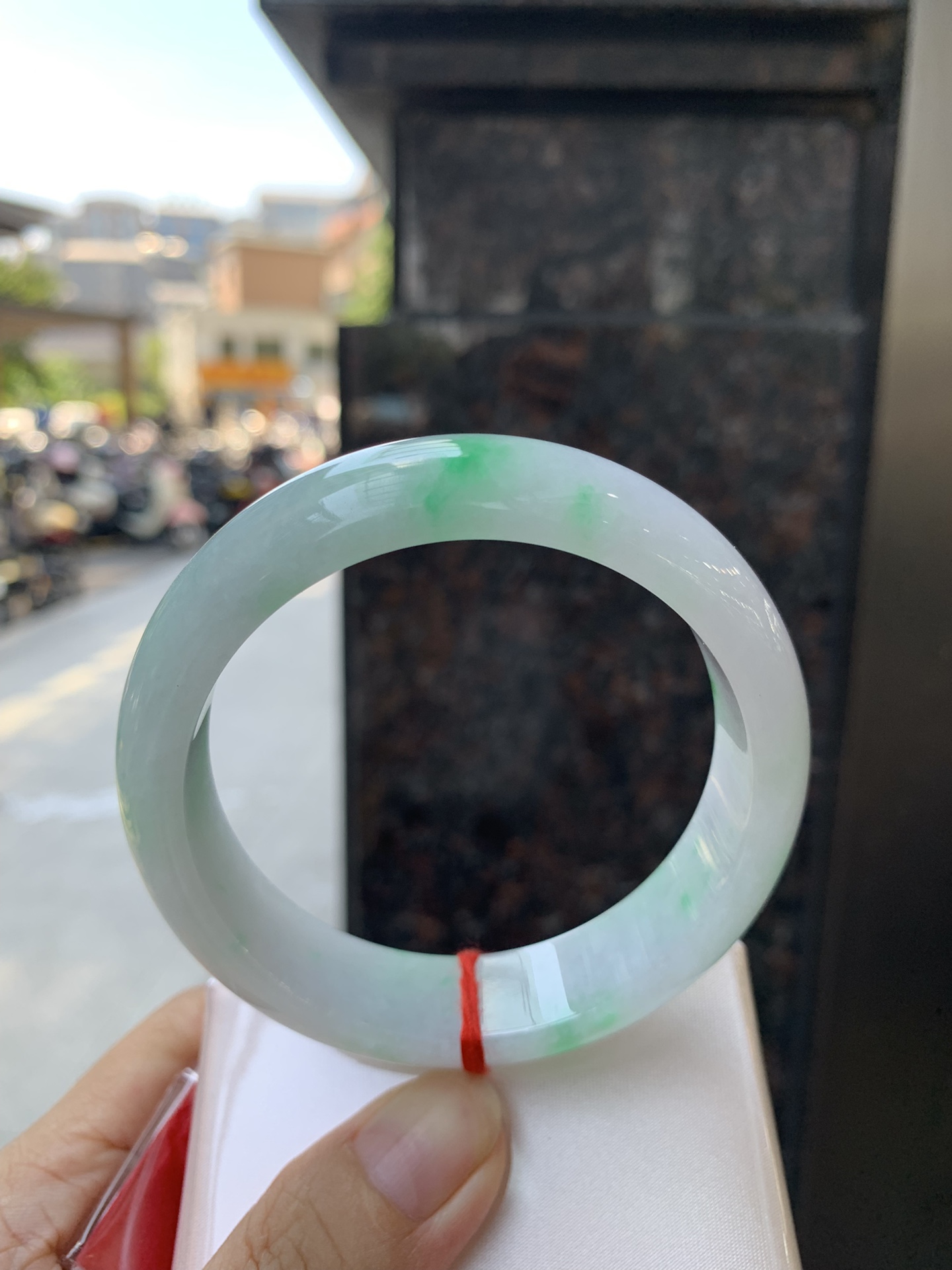白底青/阳绿宽版正圈,0726-X790-3,无裂，底妆白净水润，阳绿花点缀，镯色生香，腕间之美，水润中透着灵气，仙气缭绕，温婉可人，举手投足间皆是美好