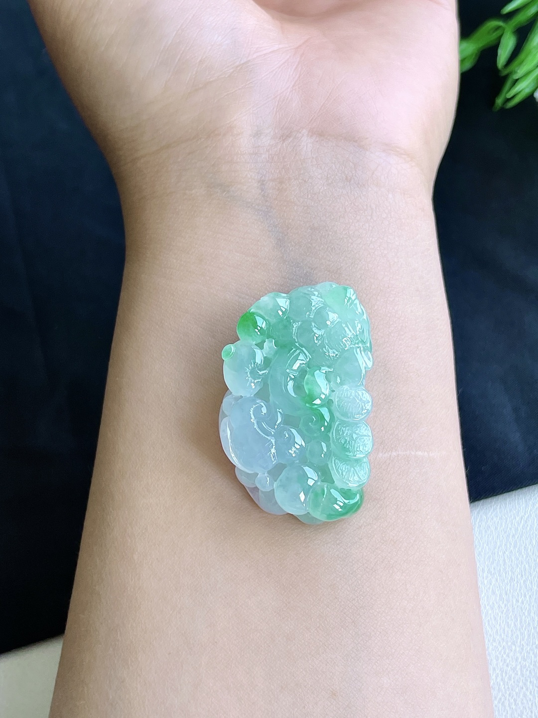 冰飘绿花貔貅吊坠，飘花立体超厚，无裂，性比高