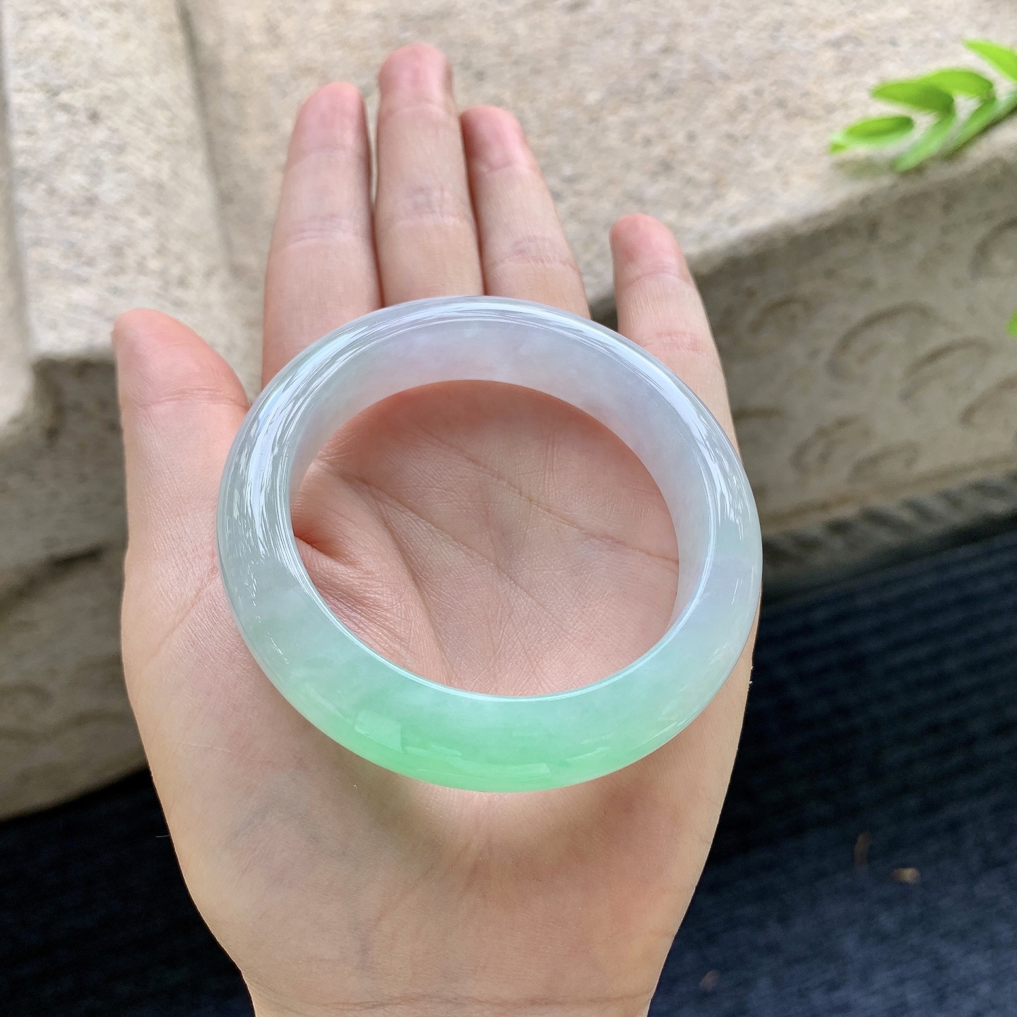 正圈49 50，圈口50.8/12.6/8.8，编码G7090448，冰糯阳绿，水润，清透，种老，细