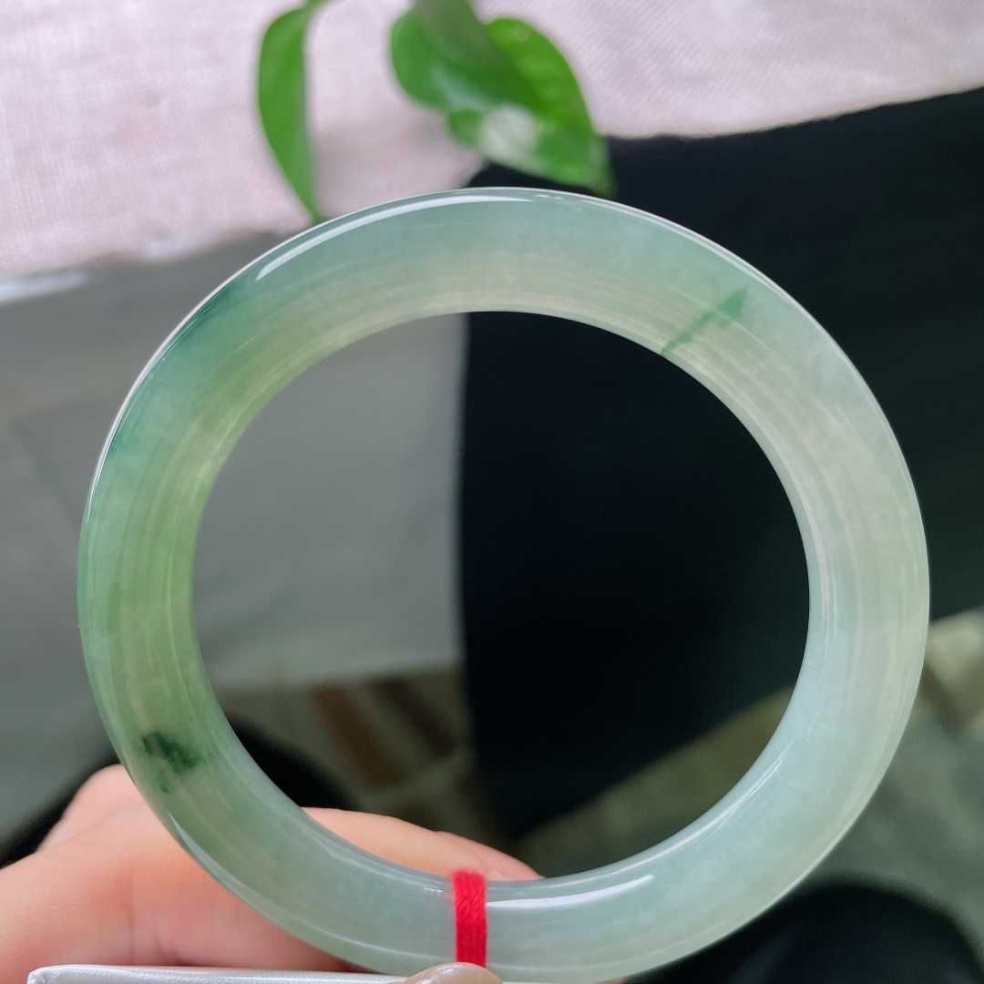 55.3/10，飘花圆条，无裂，种质冰润清透，如水般澄澈，玉质自带幽幽水光，腕间仿佛盛下一汪静谧幽潭，清冷氛围感十足。ss58216a