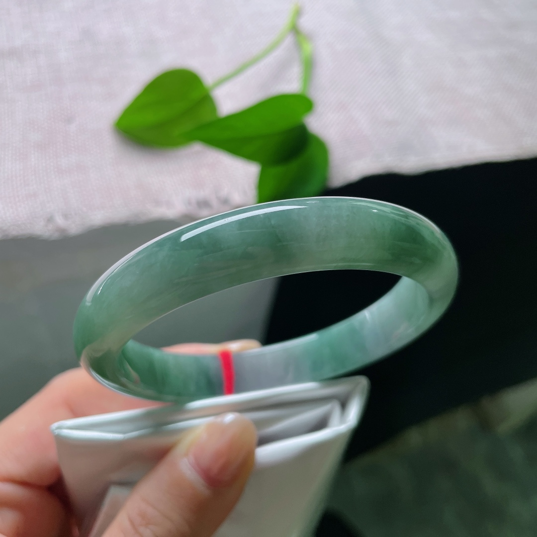 油青正圈，晶体，种水通透水灵，镯身带着清爽冰感，玉质细腻，水光流转，通透感十足。ss58023a