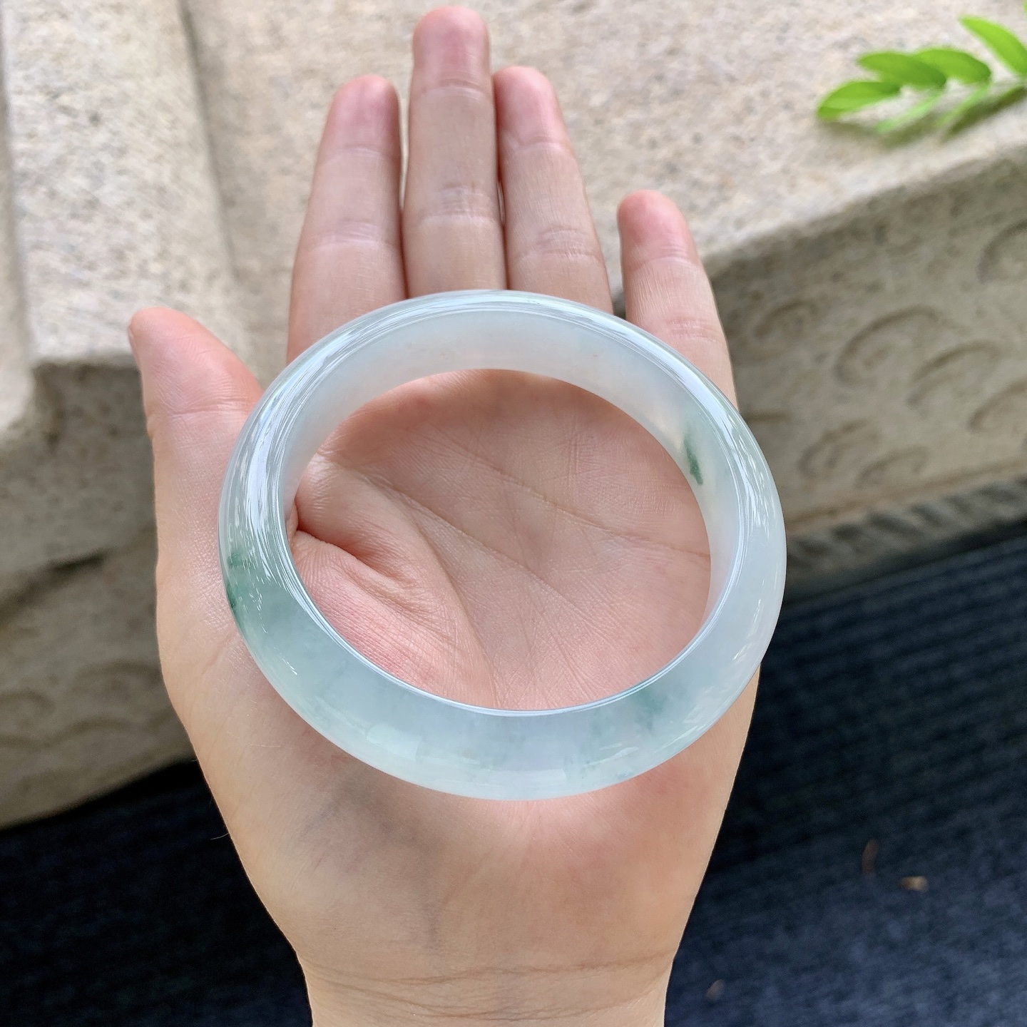 正圈56 57，圈口57/13/8.6，编码AD090413，描述冰飘花，清透，水润，种老，细腻，无裂。