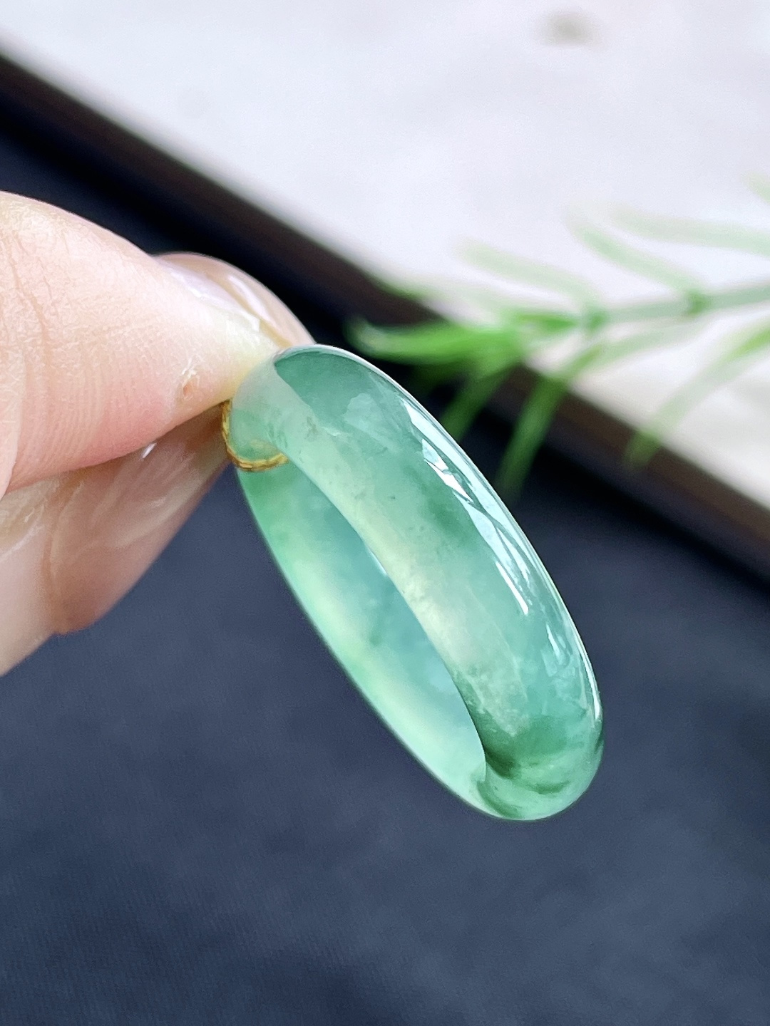 裸石冰晴绿戒圈指环,说明缅料无裂性比高,尺寸5.5-3.7,圈口15号,重量4克