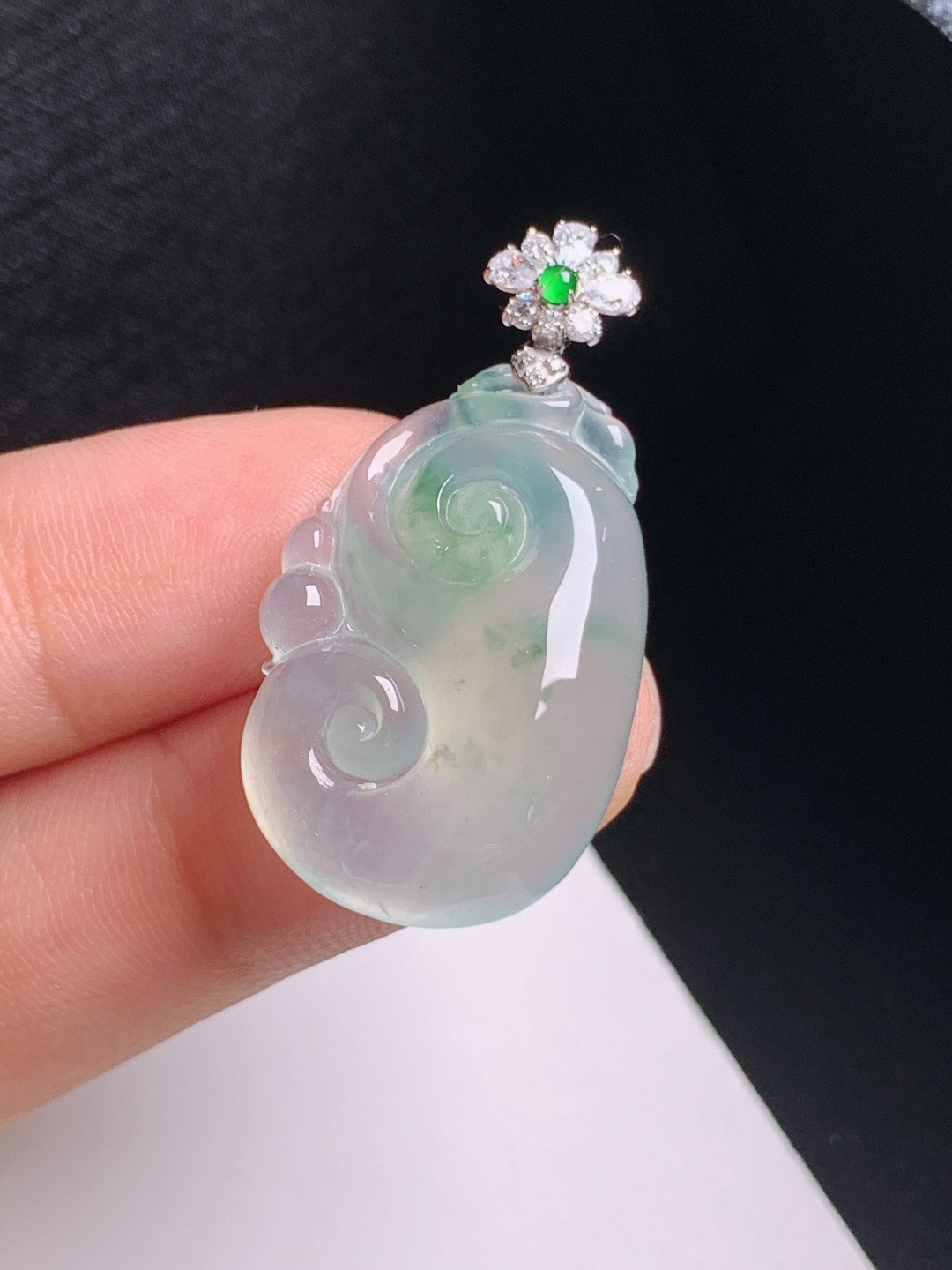 冰种飘花如意吊坠，种老起光，线条流畅，万事如意，530901