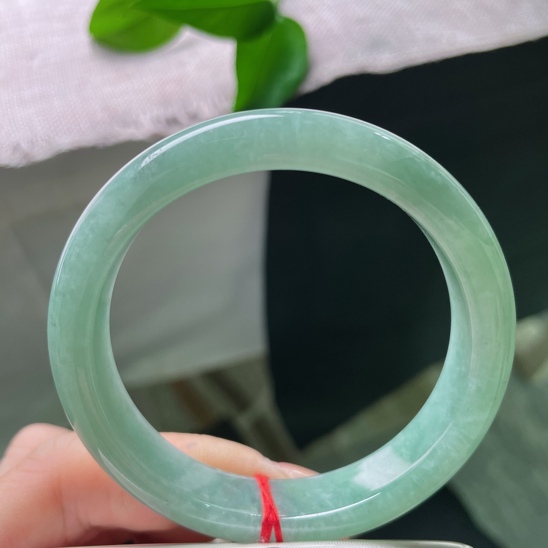 绿底正圈，色调清爽均匀，玉质细腻，满圈柔和绿意，自带山林清泉般的清新感，日常佩戴温婉耐看。ss57921a