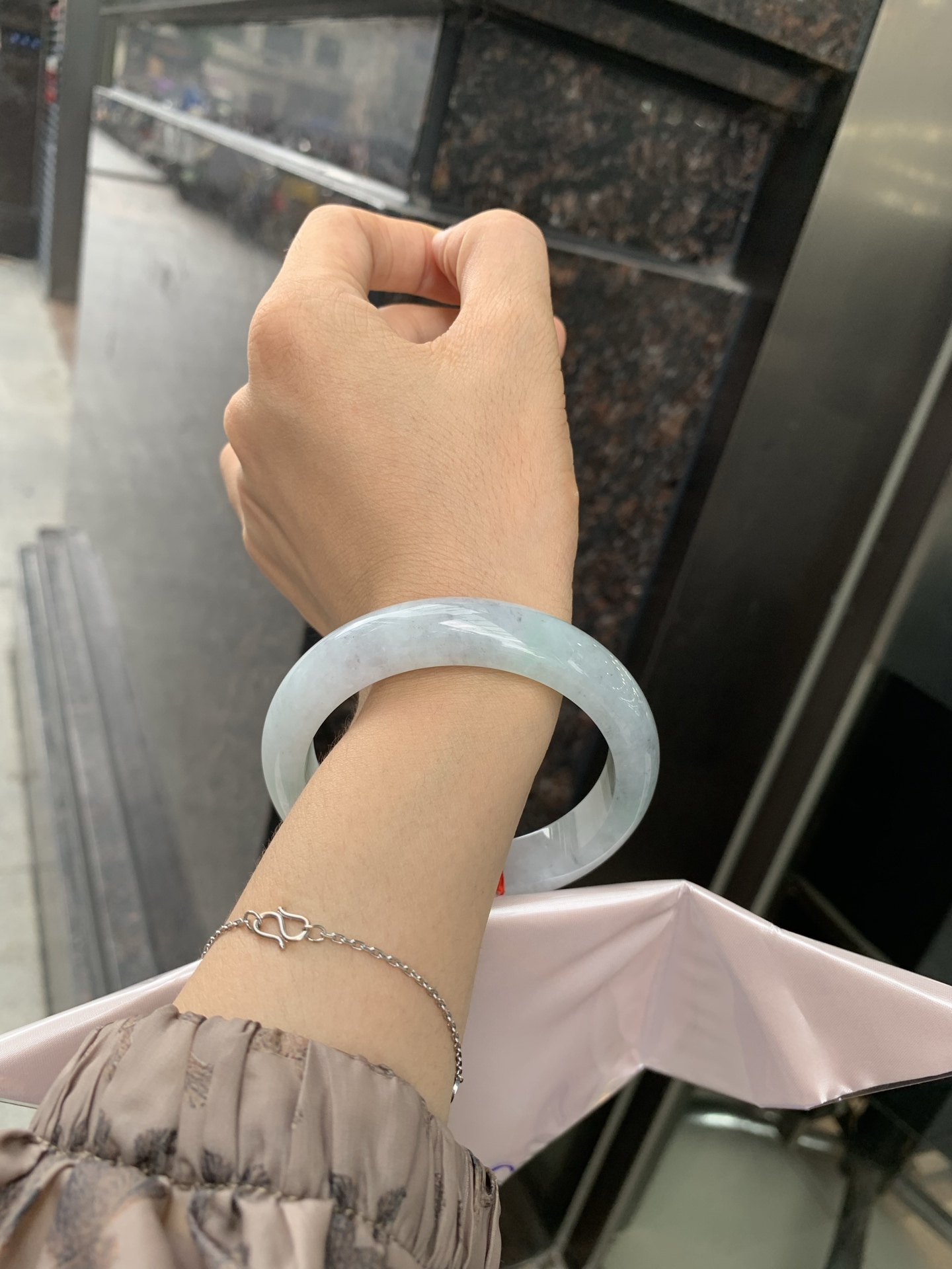 淡果绿乌鸡正圈, 打灯棉线，底妆水润细腻，淡淡果绿为底，乌鸡花为韵，晕染出独一份的诗意浪漫。