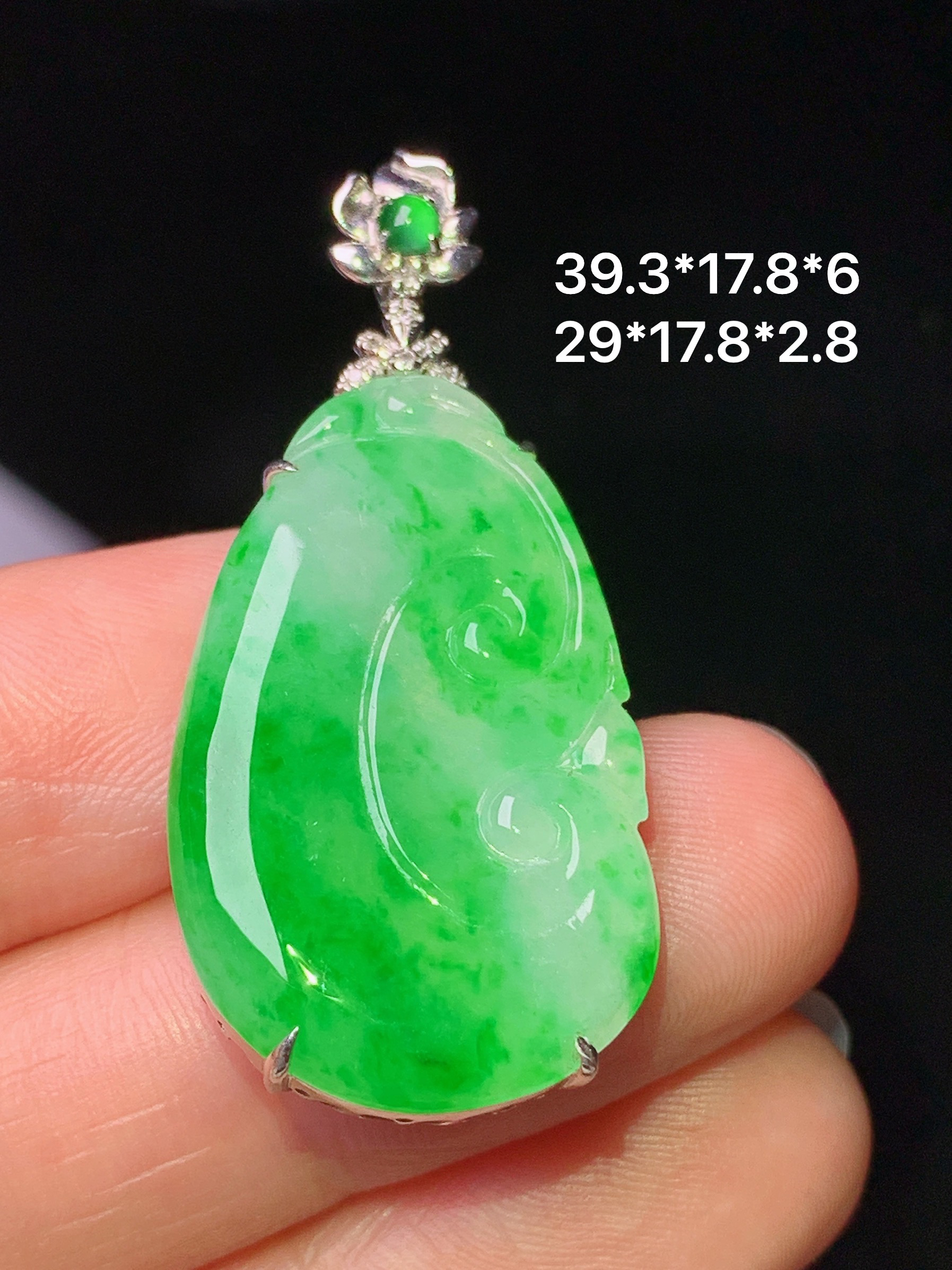 18k金镶嵌飘阳绿如意吊坠 玉质细腻 色泽艳丽清新 水润亮眼 整体尺寸39.3*17.8*6 z1