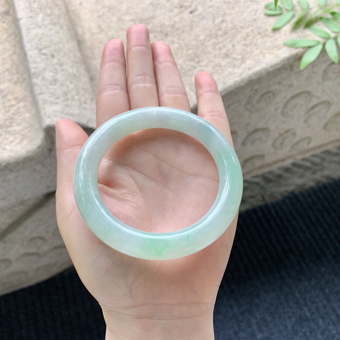 圆条54 55，糯冰飘绿，水润，种老，细腻，打灯有棉线