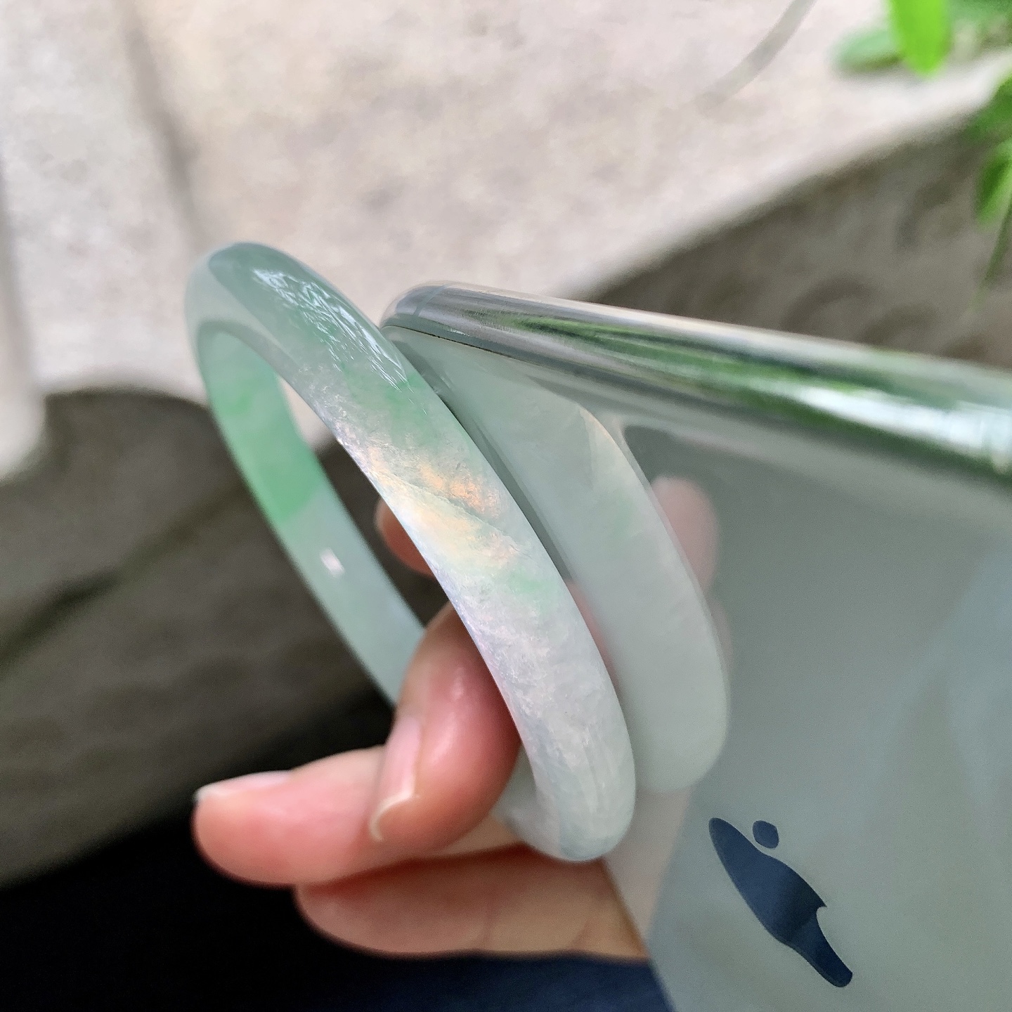 糯冰飘绿，水润，种老，细腻，打灯有纹线