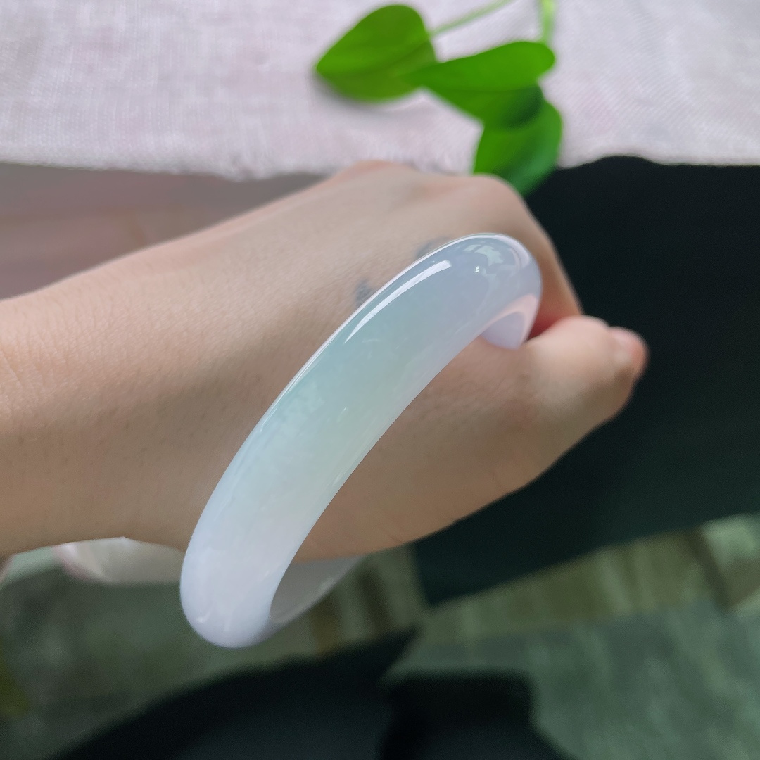 紫底正圈，无裂，温婉恬淡，紫气氤氲，零星洒金点缀其间，添几分天然灵趣，氛围感温柔仙气。ss58063a