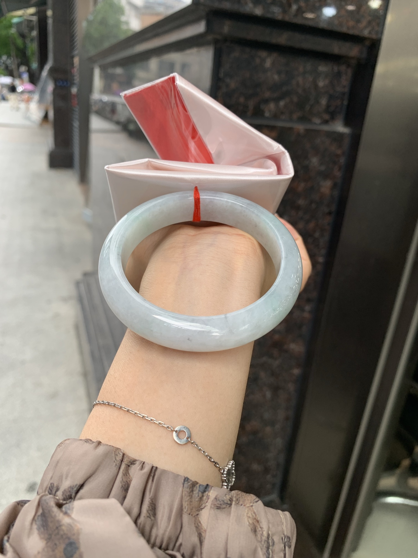 淡果绿乌鸡正圈, 打灯棉线，底妆水润细腻，淡淡果绿为底，乌鸡花为韵，晕染出独一份的诗意浪漫。