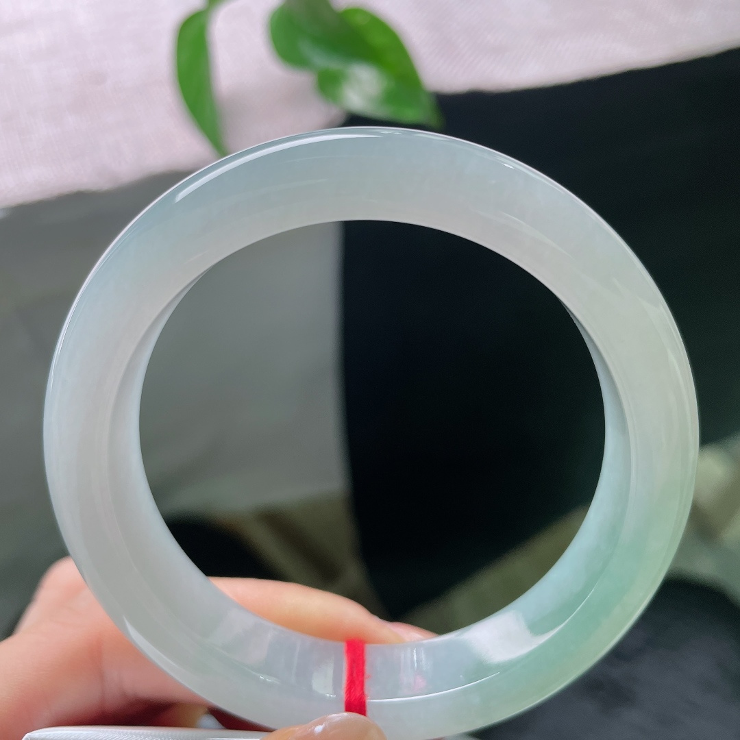冰油正圈，无裂，种质清透莹润，玉质致密细腻，镯身流转柔润胶光，光泽内敛贵气，是好玉独有的温润宝光。ss58241a