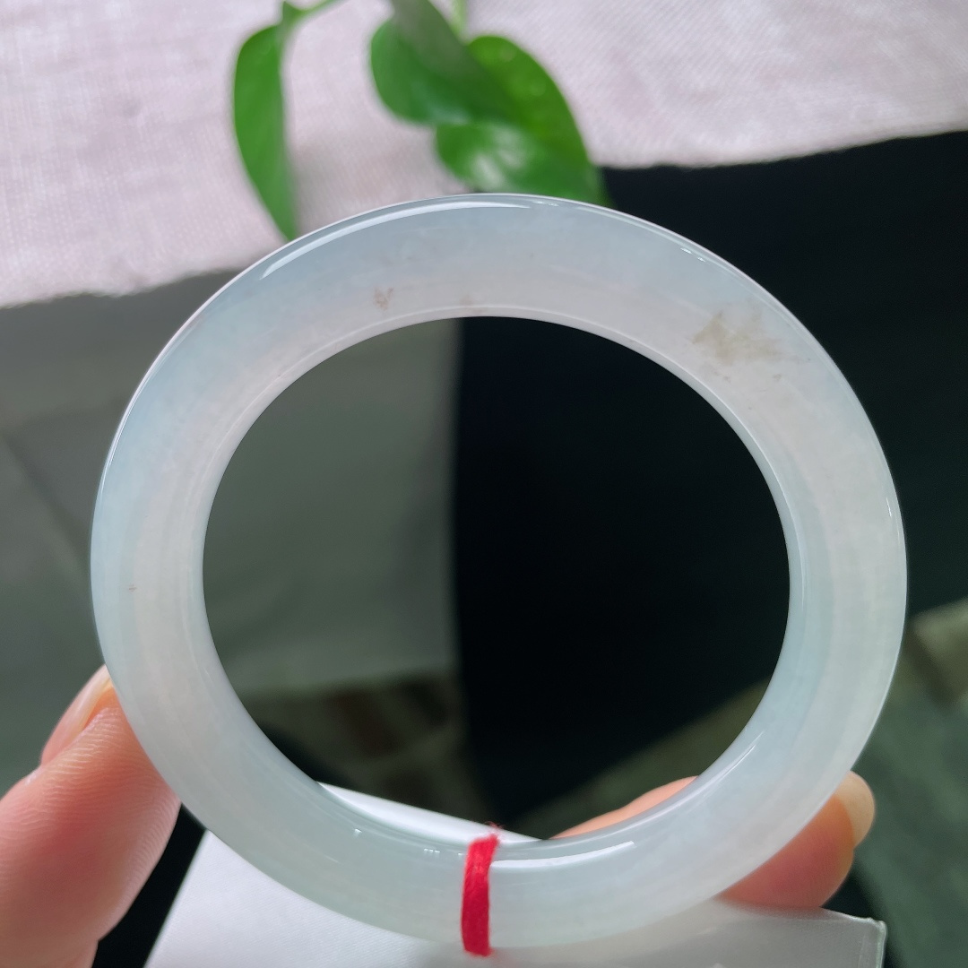 冰种圆条，无裂，洒金如秋花漫开，不见浓艳，只见细碎温柔的花开景致，佩戴于手，静享秋日安然。ss58232a