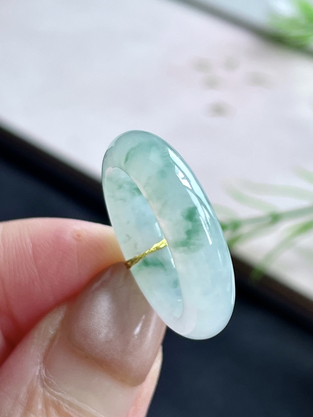 裸石冰飘花戒圈指环,说明缅料无裂性比高,尺寸5.5-3.6,圈口12号,重量3.5克