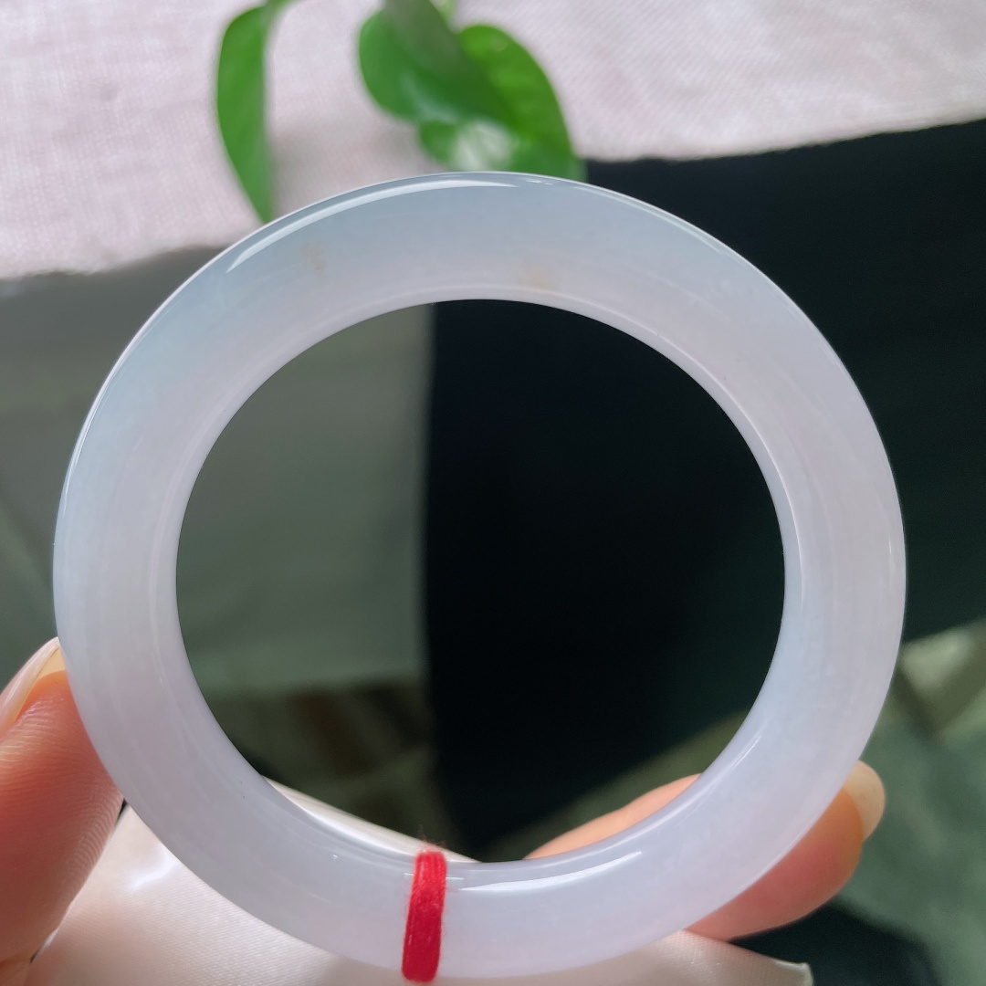 53.6/10.4，冰紫罗兰圆条，无裂，玉质莹润干净，天然洒金似秋花点点绽开，冷暖色调相融，既有玉石的清寒，又有花开的暖意，意境悠远。ss58072a