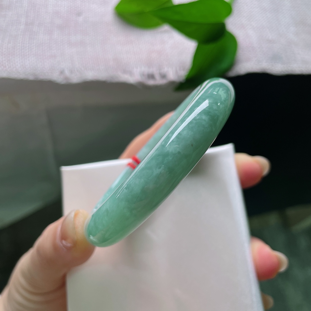绿底正圈，一点皮纹，冰润湖绿平安镯，整圈是清透柔和的湖水绿调，色调均匀温润，满眼清爽舒适。ss57925a