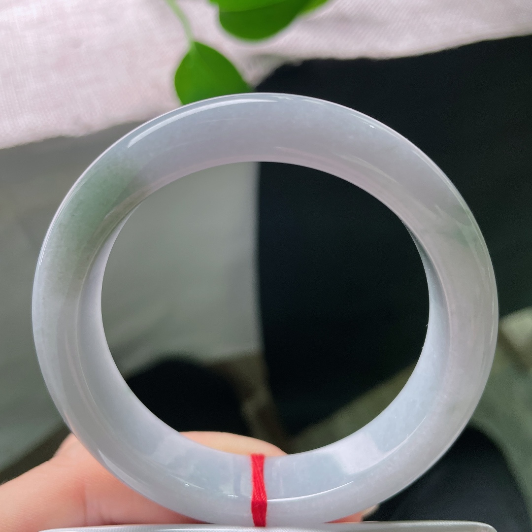 54.2/12.8/8.7，飘花正圈，一点晶体，白底飘一抹绿平安镯，素雅浅白为底，几处翠色错落晕染，点睛别致。ss57908a