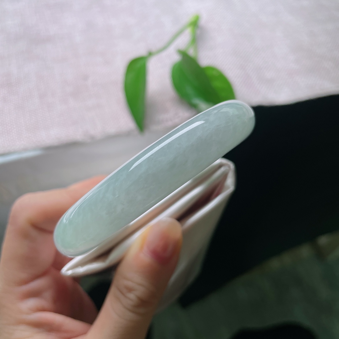 55/12.9/9.8，飘花正圈，有棉线，玉质温润细腻，柔光静静流淌，不似浓艳珠宝那般张扬，点点飘绿恰到好处，悄悄点亮整只镯子的灵气。ss58045a
