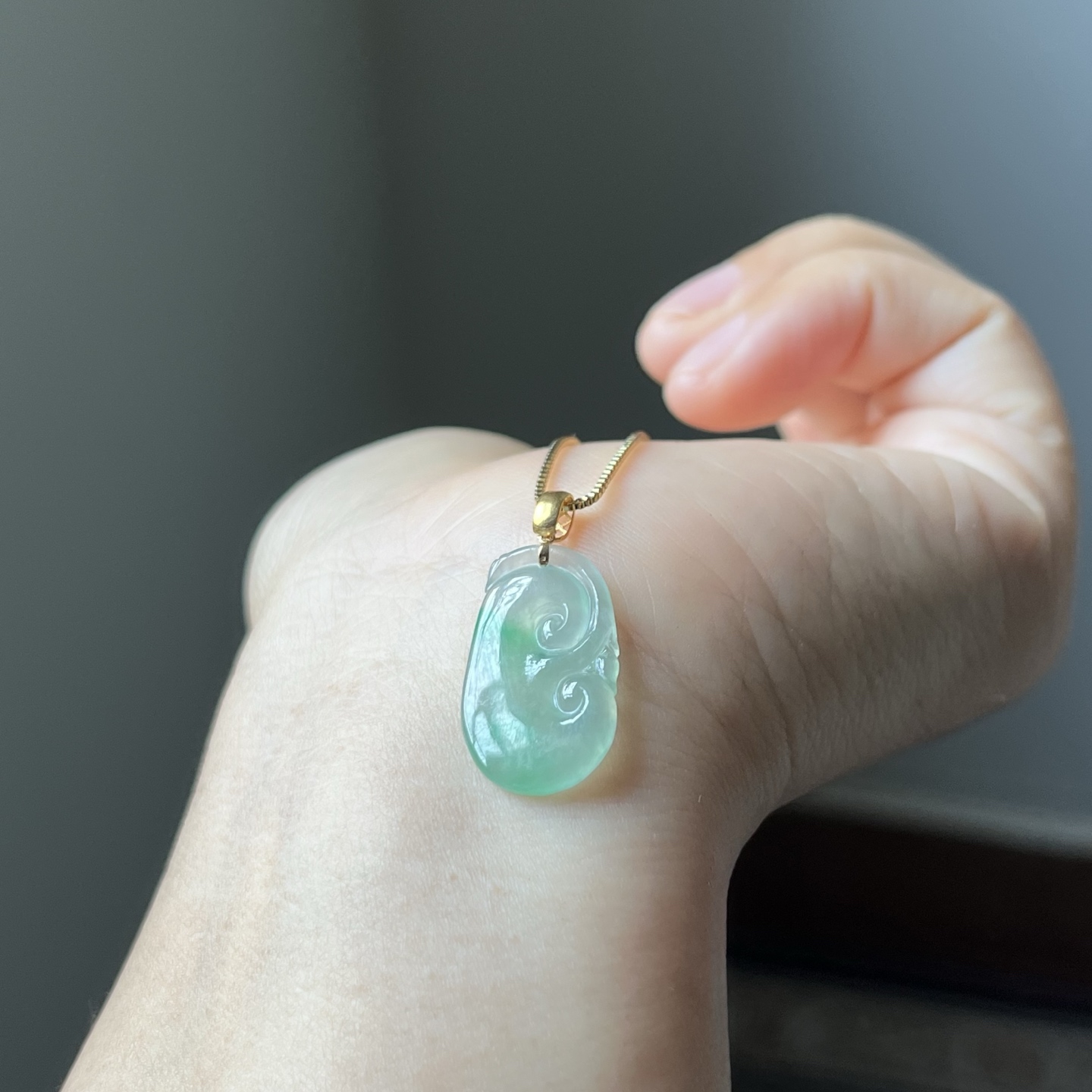 18K金扣镶冰绿如意吊坠，种水好，冰透无裂，尺寸不含扣22×13.7×2.5，送链