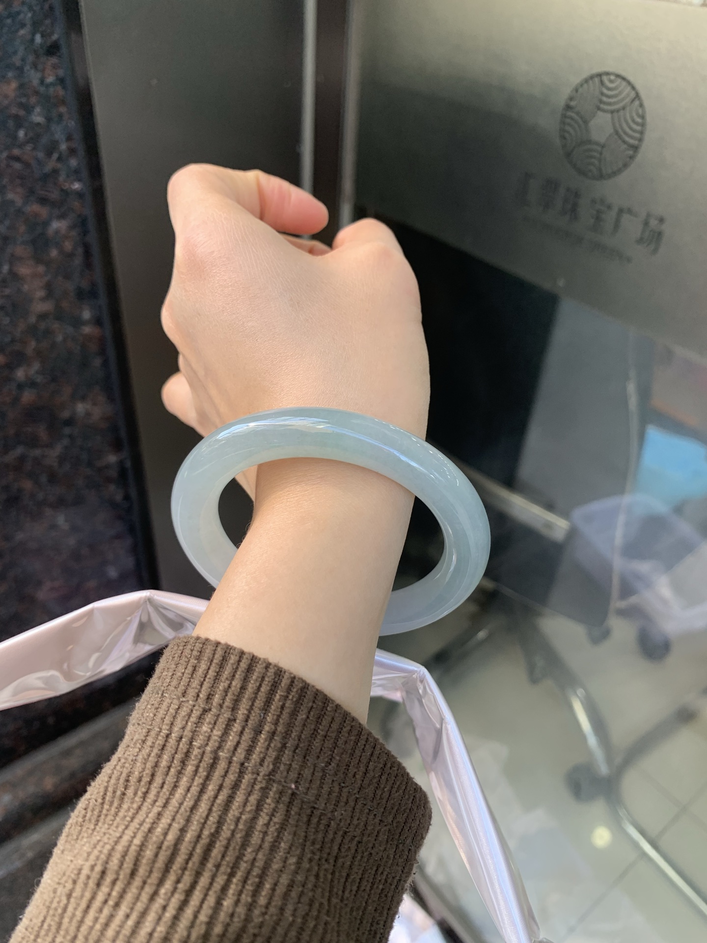冰油圆条，打灯两处细纹，玉质冰润，油青底飘一小朵绿花，点睛之笔，彰显韵味