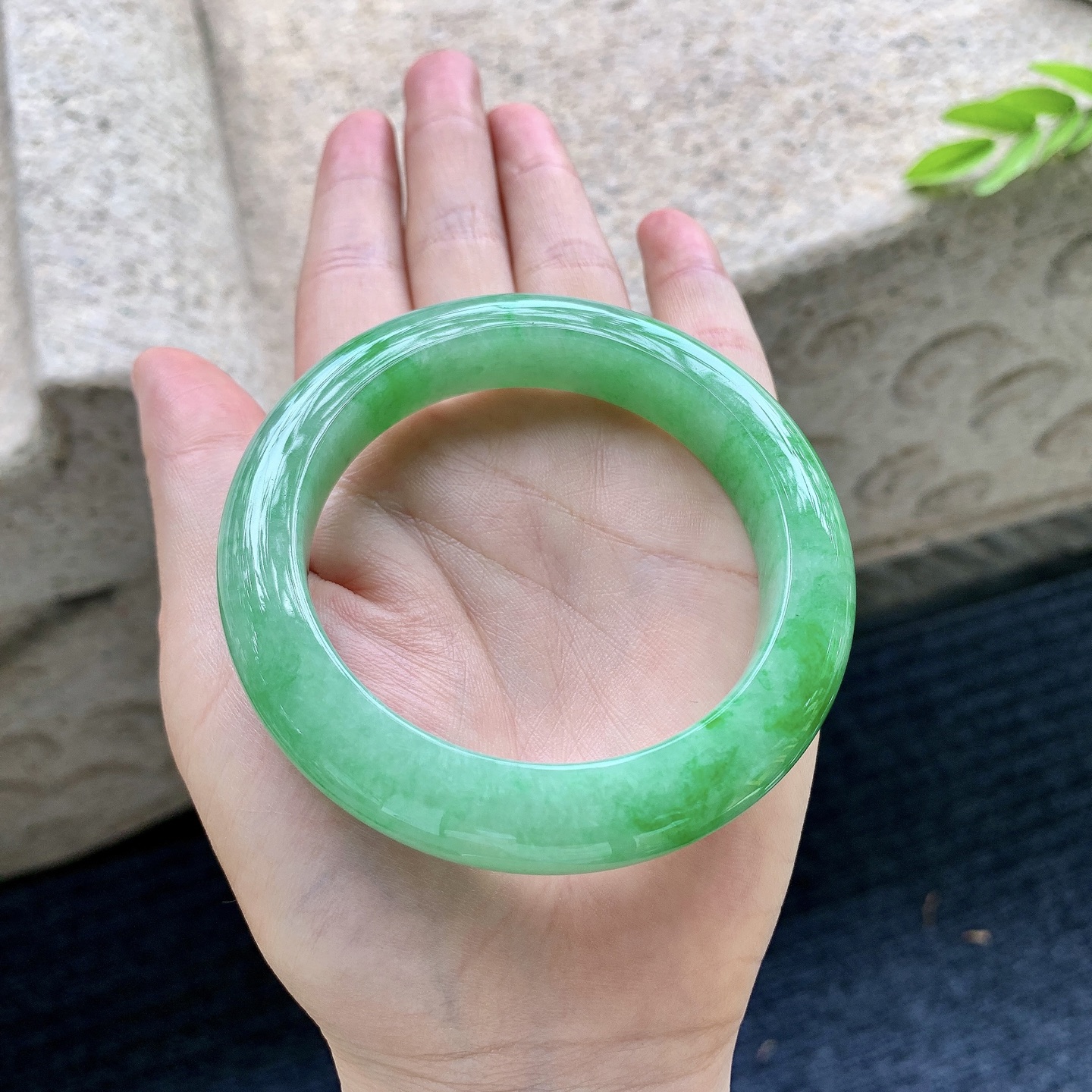 正圈54 55，圈口55.4/11.9/10，编码T1090422，描述：阳绿，满绿，水润，种老，细腻，无裂。