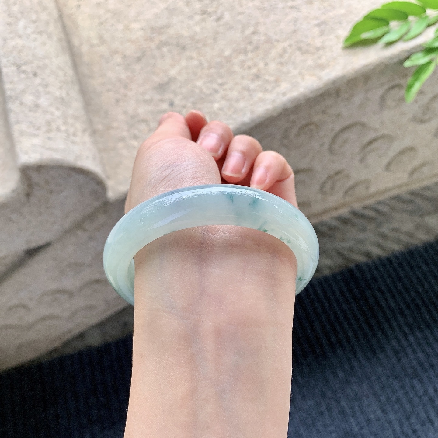 正圈57 58，圈口57.2/13/8.6，编码BA090574，糯冰飘花，水润，种老，细腻，无裂。