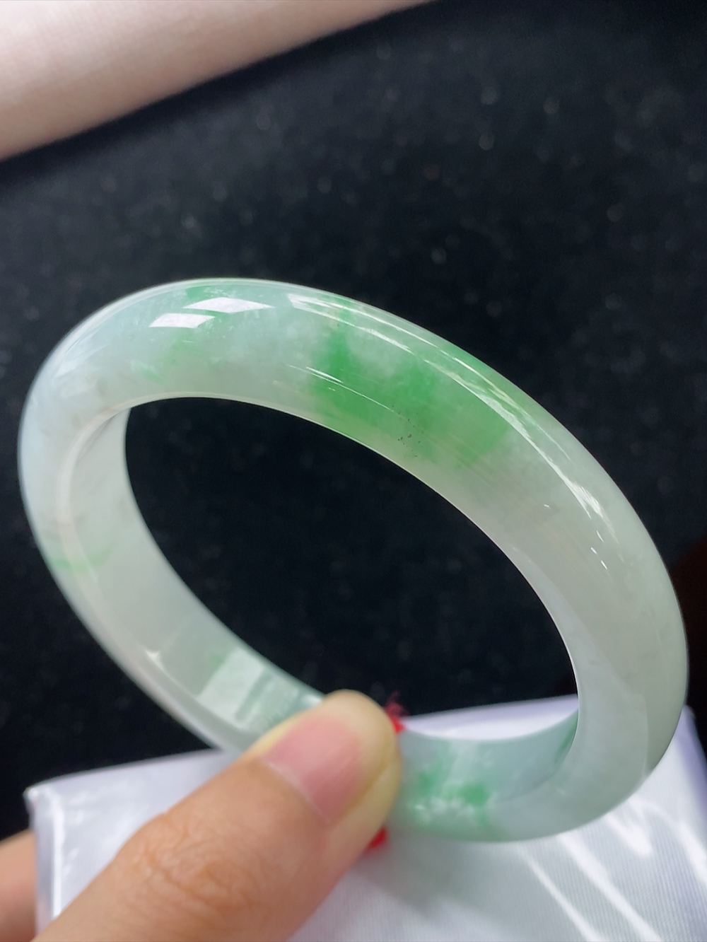正圈飘绿手镯，圈口尺寸53.9-10.7-8.1mm,904xdz