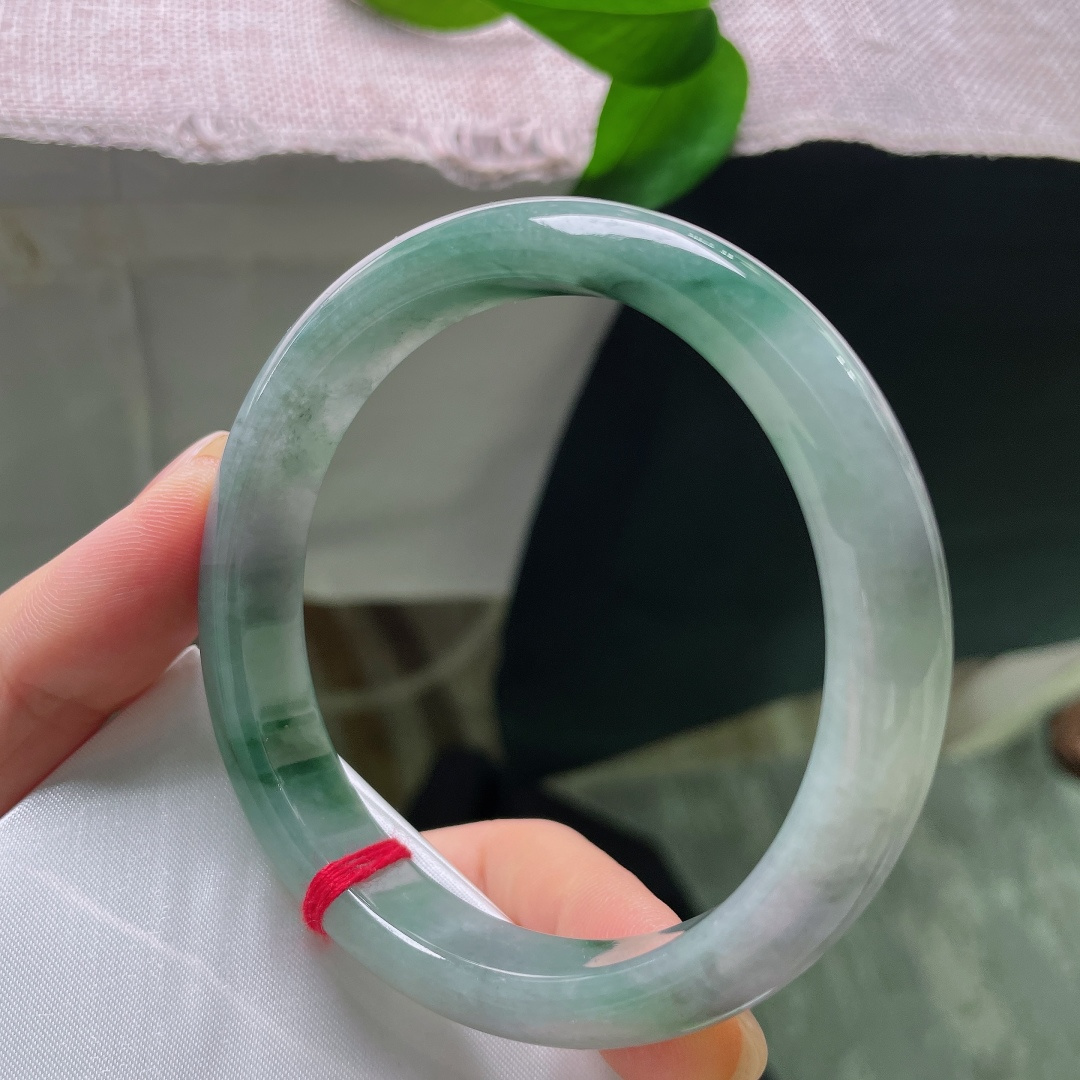 油青正圈，有纹，一镯揽住山间烟翠，绿雾轻笼玉骨，清雅脱俗，仙气悠悠，意境十足。ss58024a