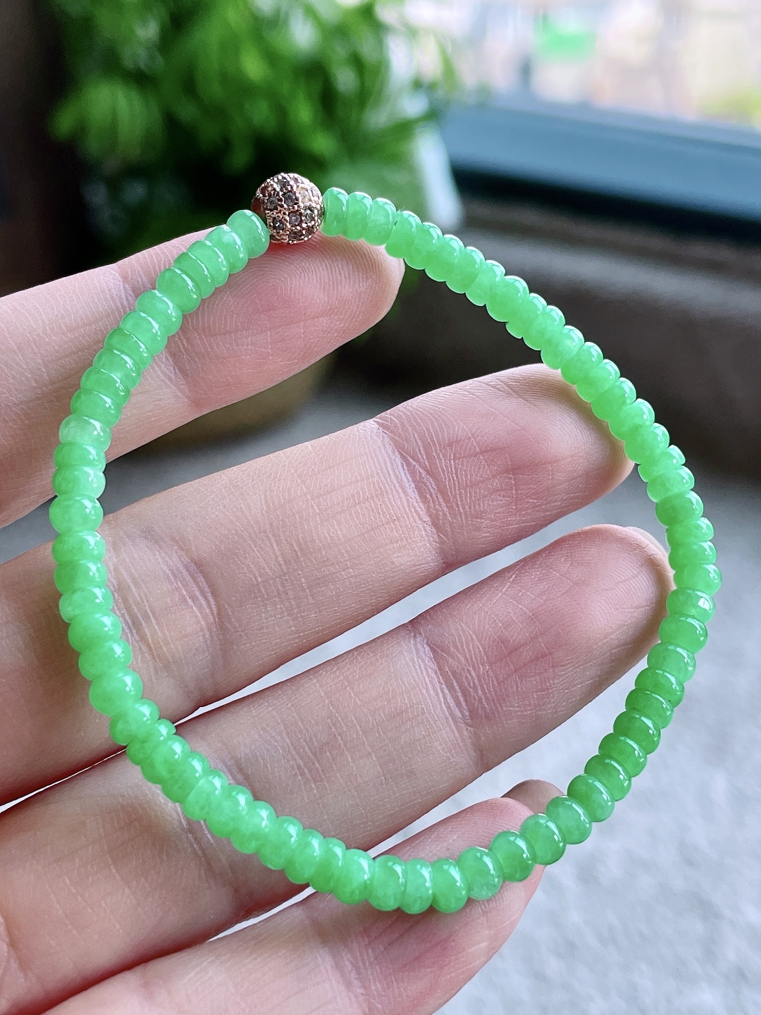 珠子冰阳绿手串算盘珠手串,说明缅料性比高,尺寸4.2-1.8mm,重量7克