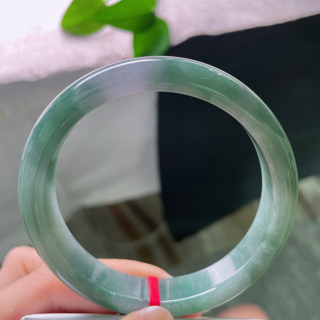 油青正圈，一点皮纹，半圈清润翠色晕染铺开，另一半过渡清透白底，色彩过渡自然柔和。ss58026a