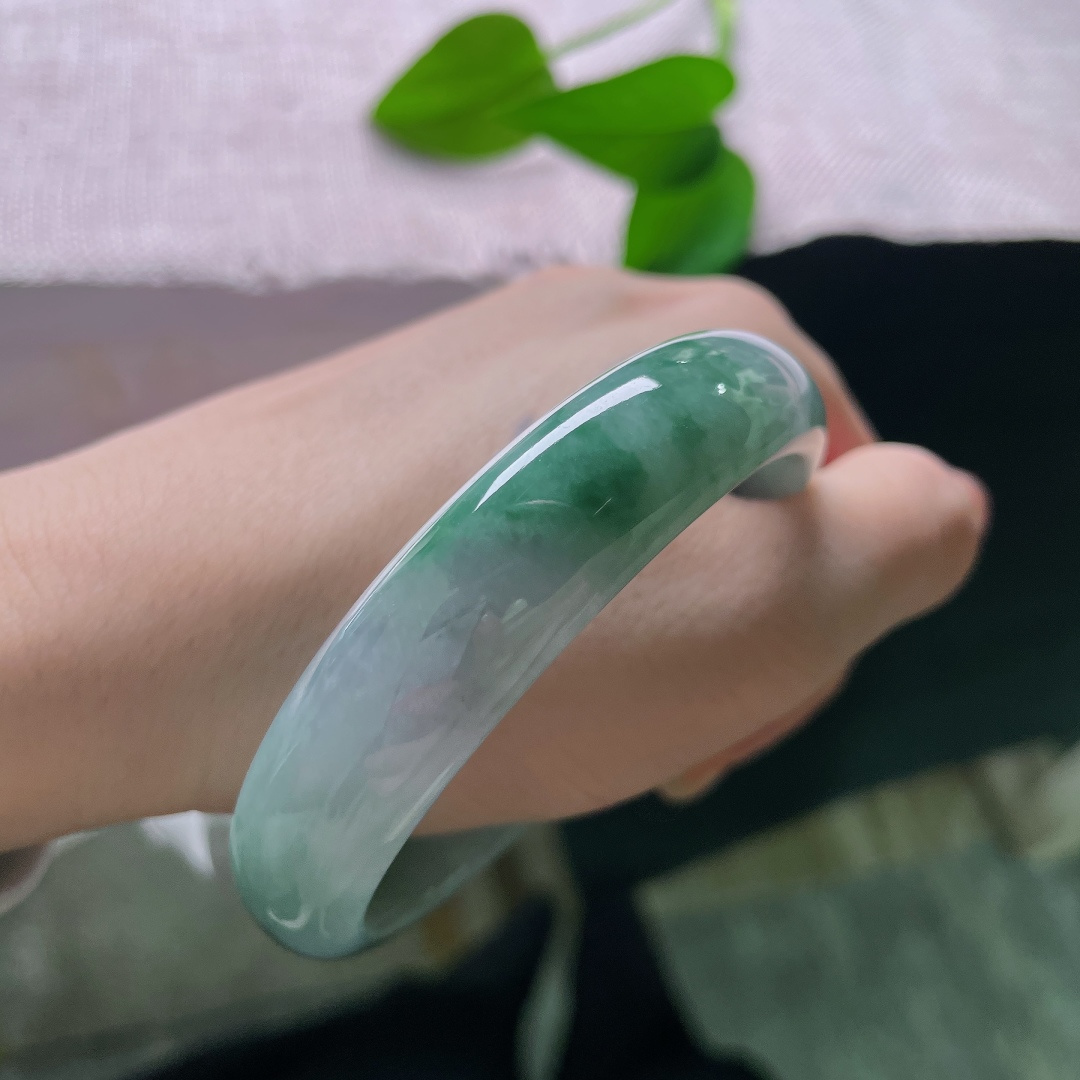 油青正圈，一点皮纹，风格兼容多种年龄，年轻佩戴清雅灵动，长辈佩戴温润端庄。ss58019a