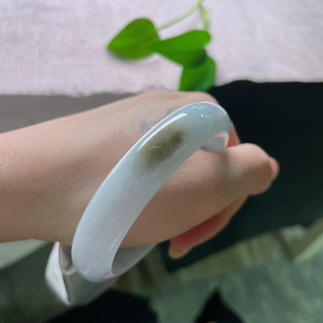 飘花正圈，一点晶体，淡底洒黄翡平安镯，底子清润素雅浅白柔润，一处暖褐黄翡落于镯身，点睛出彩。ss57902a