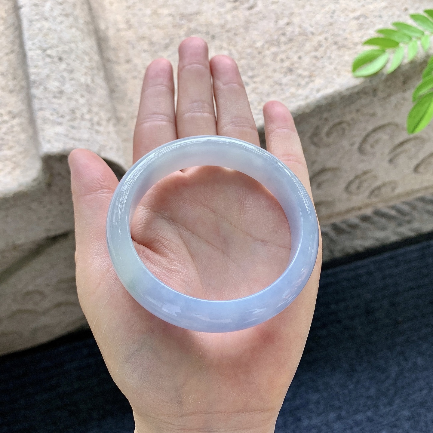 正圈55 56，圈口56.7/13.8/7.8，编码HJ061423，描述细糯，水润，种老，细腻，无裂。