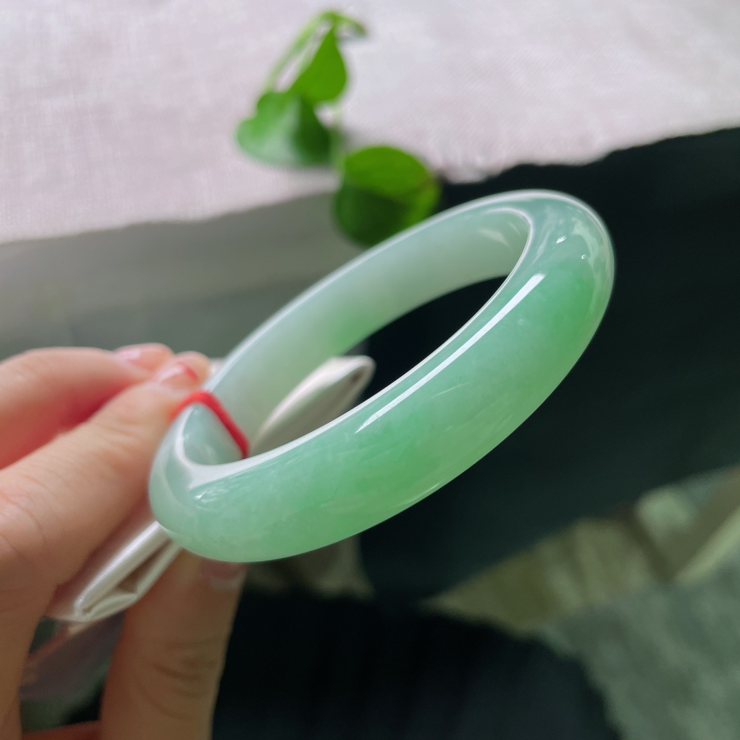 绿底正圈，无裂，满圈晴翠莹光流转，玉韵华贵，自带温润珠光贵气。ss58125a