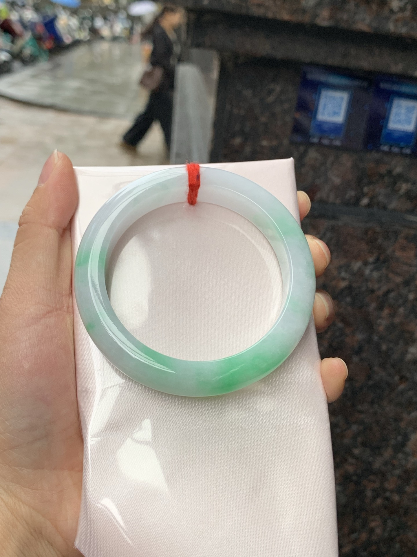 白底青正圈, 0423-N521, 无裂，底妆细腻，阳绿花点缀腕间风华，干净纯净的底色上，一抹翠色肆意流淌，宛如春日里的繁华盛景