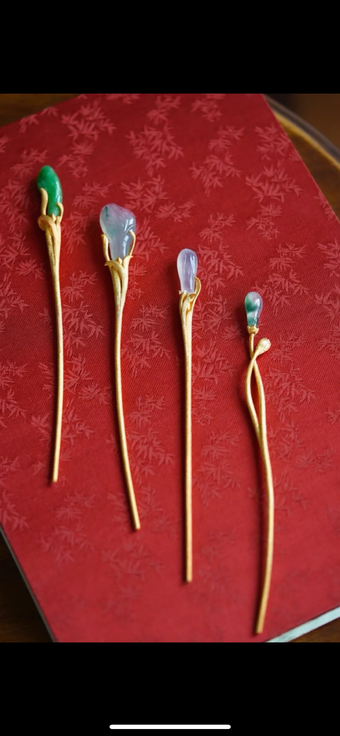 冰种蓝水玉兰花，冰清玉洁，做吊坠，胸针，发簪都可以哦参考图7.8.9，种水好，冰透无裂，尺寸37.3×10.2×3.6，代镶嵌