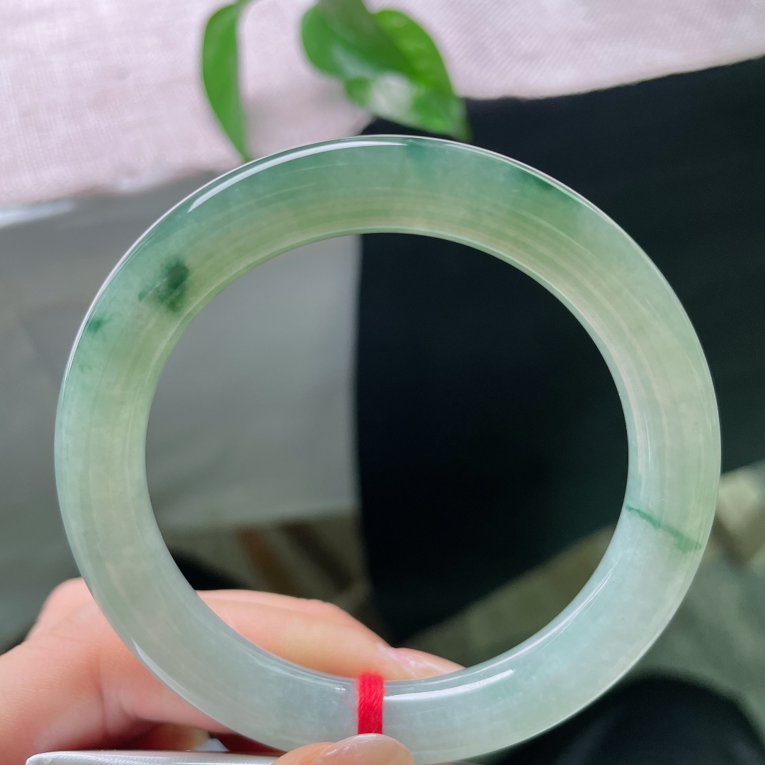 55.3/10，飘花圆条，无裂，种质冰润清透，如水般澄澈，玉质自带幽幽水光，腕间仿佛盛下一汪静谧幽潭