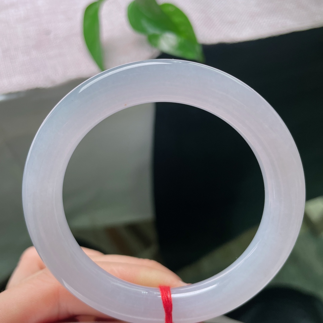53.6/10.4，冰紫罗兰圆条，无裂，玉质莹润干净，天然洒金似秋花点点绽开，冷暖色调相融，既有玉石的清寒，又有花开的暖意，意境悠远。ss58072a