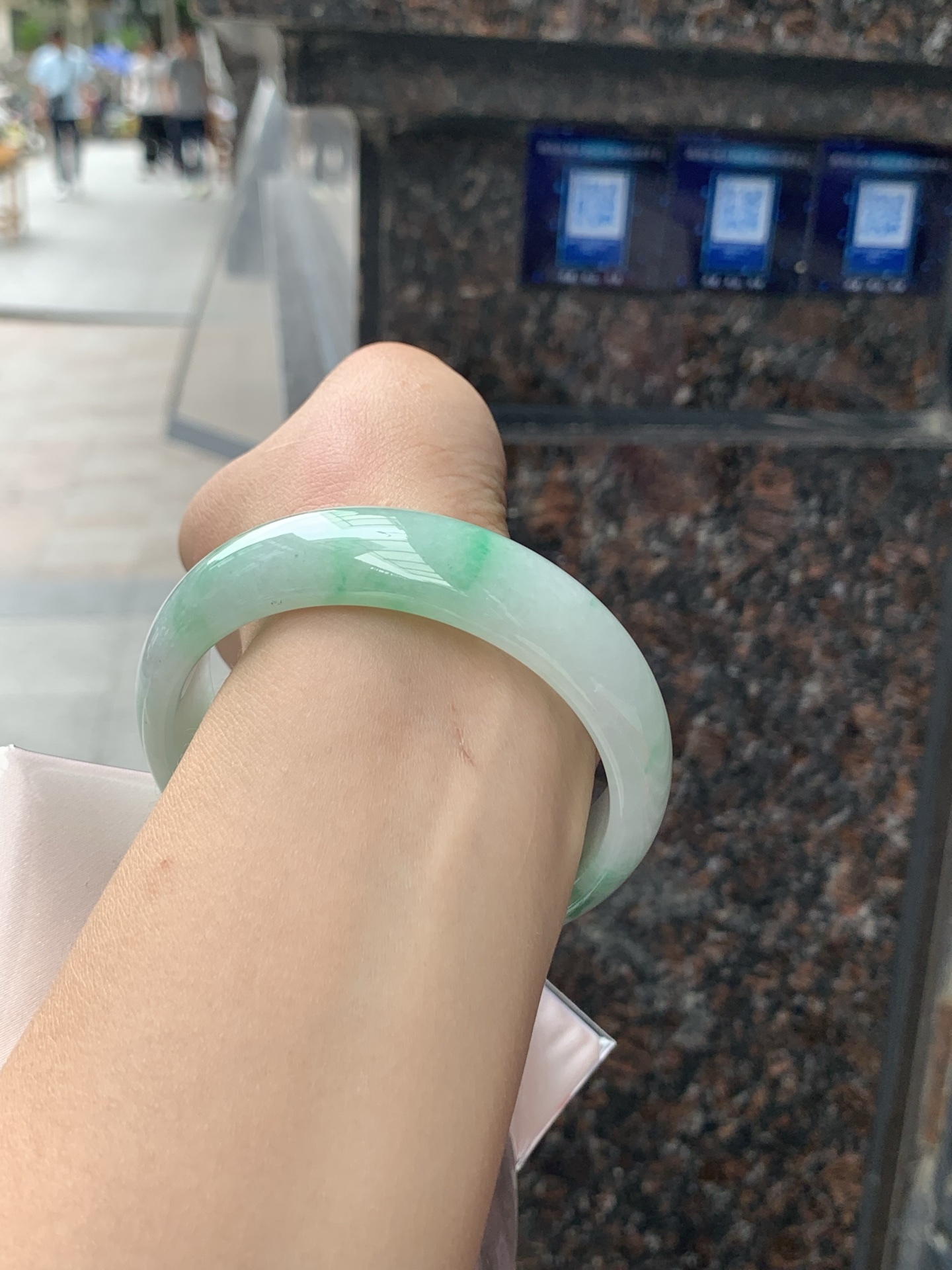 飘绿宽版正圈,打灯细纹，有矿点，底子干净细腻，宽版大圈口