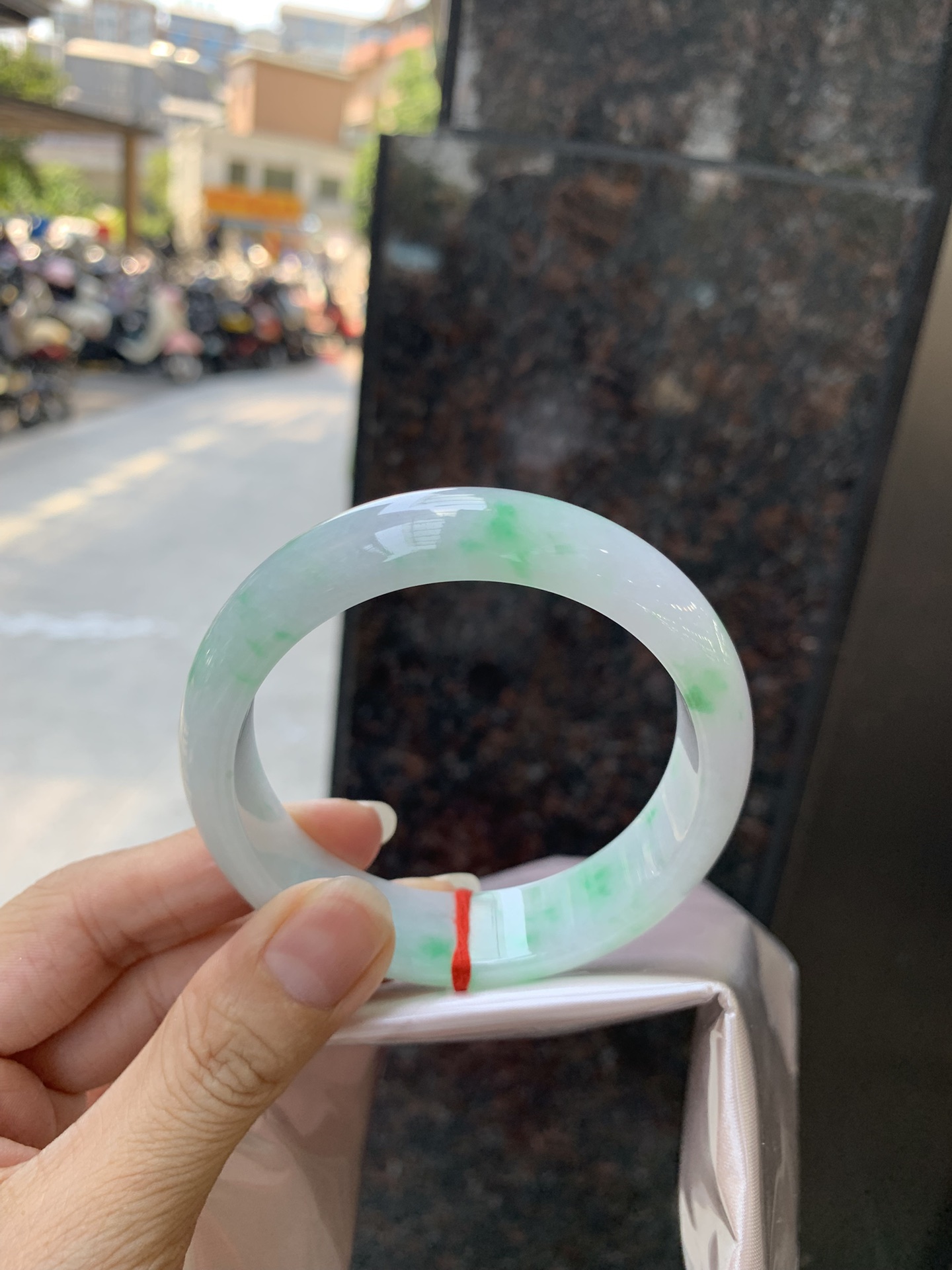 白底青/阳绿宽版正圈,0726-X790-3,无裂，底妆白净水润，阳绿花点缀，镯色生香，腕间之美，水润中透着灵气，仙气缭绕，温婉可人，举手投足间皆是美好